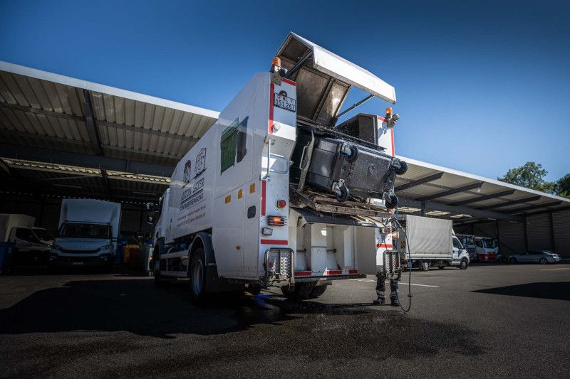 Containerreinigungsfahrzeug